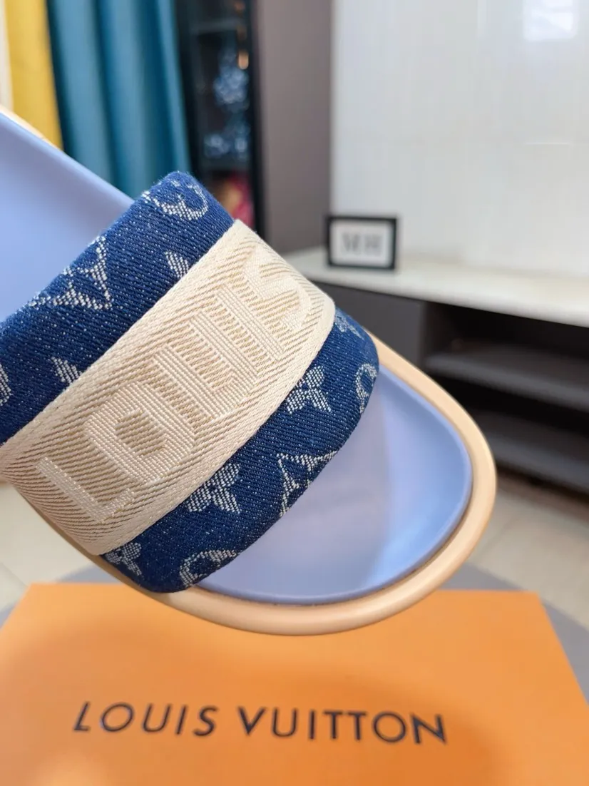 Ex-factory price 360🌹🌹 (lv-Louis Vuitton) New men's slippers, high-end boutique, exquisite embossed logo decoration on the upper, fine workmanship, super soft soles, casual, loose and comfortable, a must-have in summer! \nsize：38-44